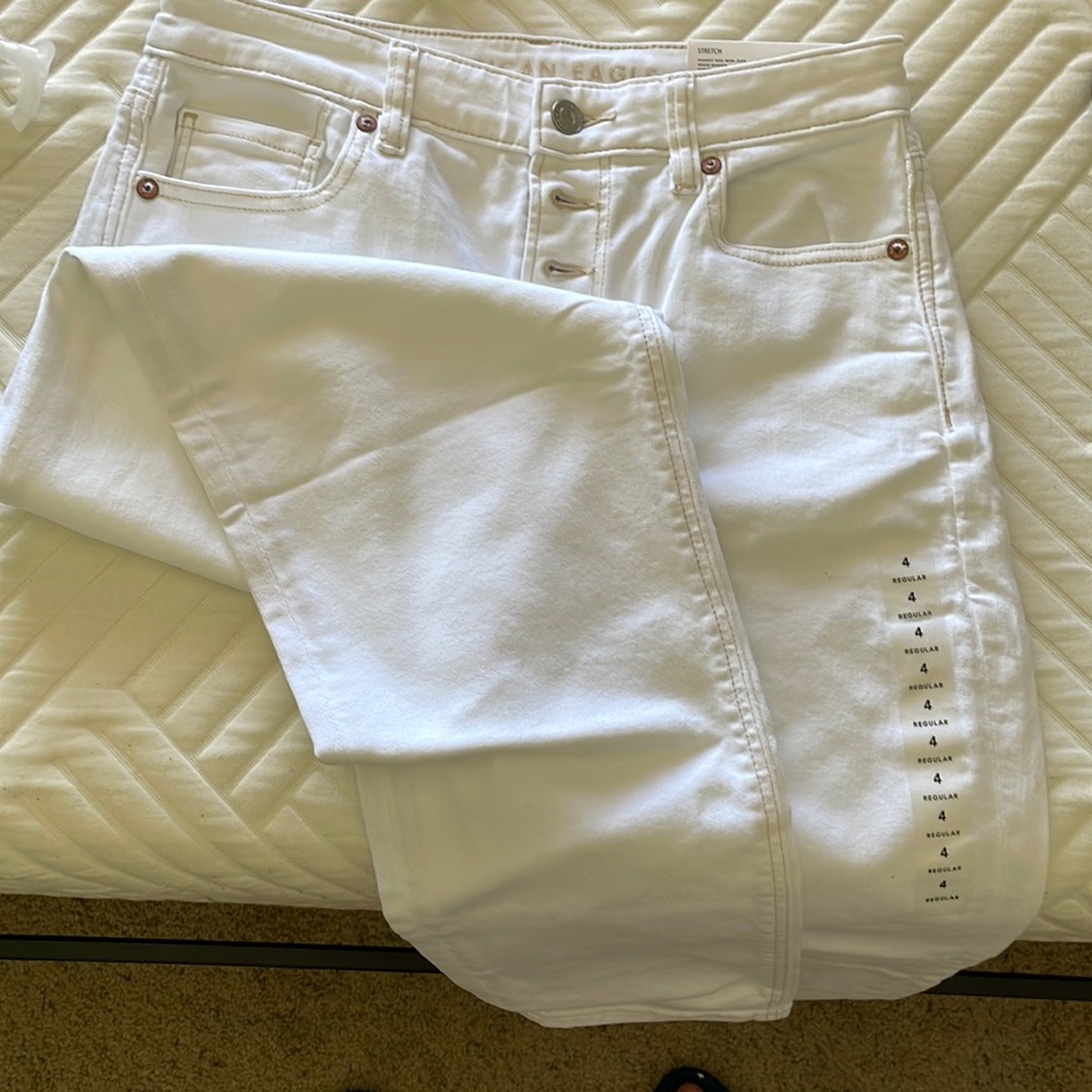American Eagle (NWT) White Highest Rise Mom Jeans Size 4 Regular